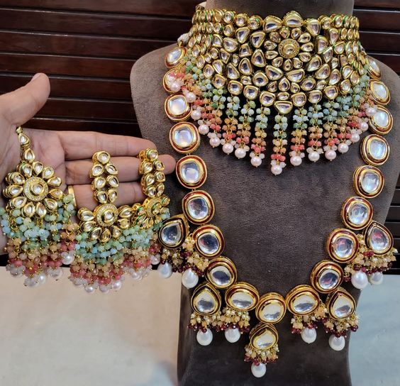 Give your ladies one of these five best pieces of jewellery as a Diwali gift.