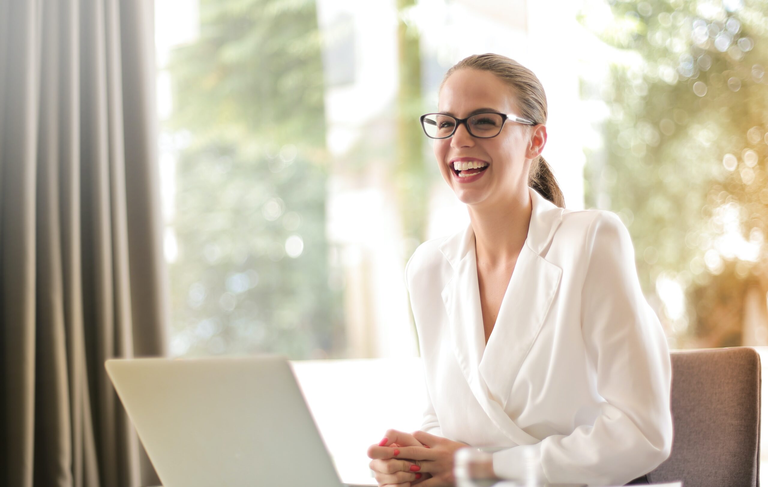 a girl is using QuickBooks Desktop Pro 2024 for her office work