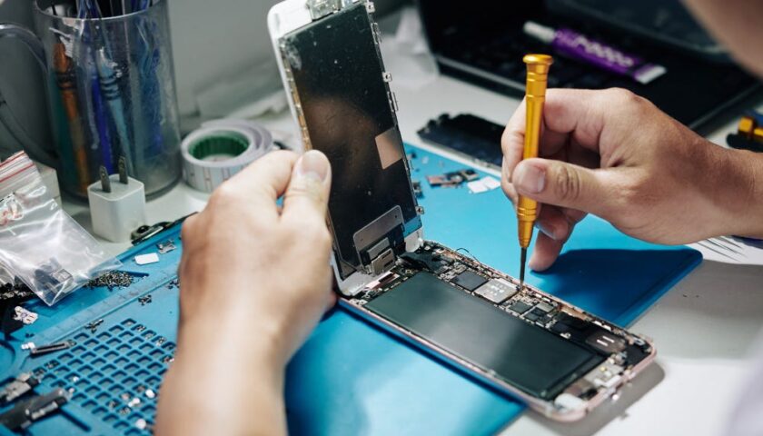 Cell Phone LED Replacement at I-Cell Station